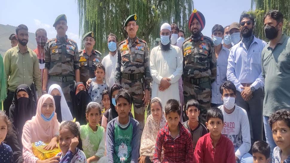 गांदरबल में सोमवार को आतंक की राह छोड़ चुके कश्मीरी नौजवानों और आतंकियों के चंगुल से मुक्त कराए गए बच्चों के साथ सेना के अफसर. गांदरबल में सोमवार को आतंक की राह छोड़ चुके कश्मीरी नौजवानों और आतंकियों के चंगुल से मुक्त कराए गए बच्चों के साथ सेना के अफसर.