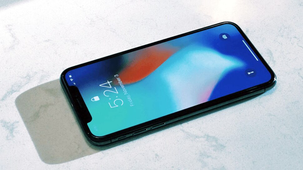 पायलट ने आसमान की फोटो खींचने के लिए निकाला iPhone, खिड़की से टपका नीचे, जाकर देखा तो उड़ गए होश