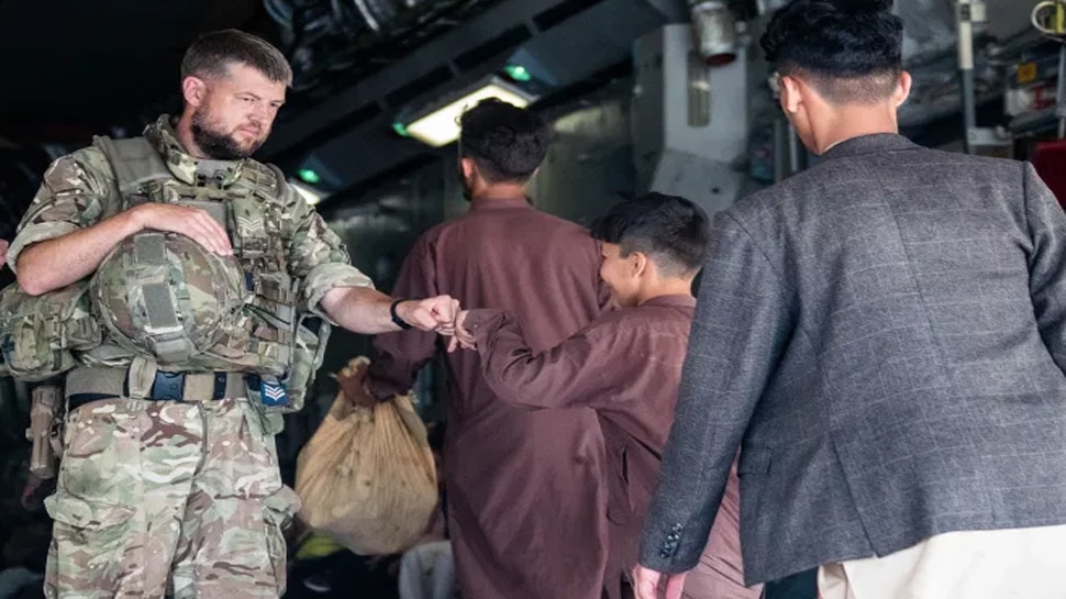 Taliban की Britain को धमकी: एक हफ्ते के अंदर Kabul Airport छोड़कर चले जाएं Troops या War के लिए रहें तैयार