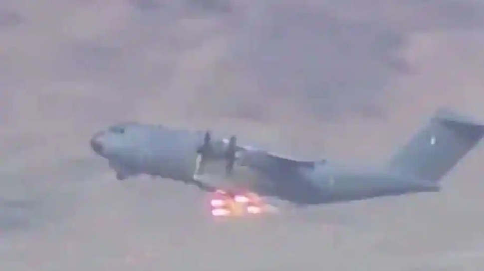 क्‍या Afghanistan से निकलने के बाद भी सुरक्षित नहीं हैं लोग? देखें US सैन्‍य विमान का खौफनाक Video