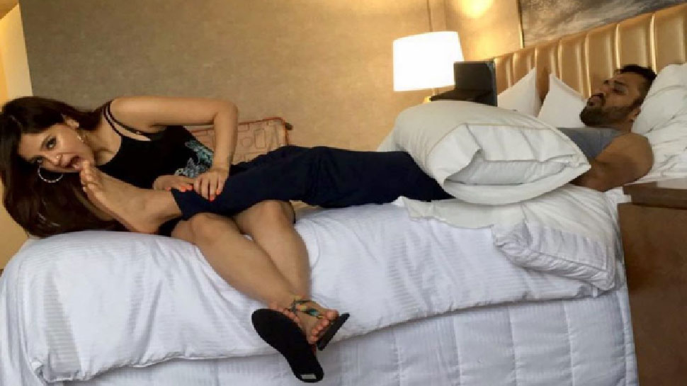 दुबई के होटल में Sakshi Dhoni ने ऐसा क्या देखा कि शर्म से छुपा लिया मुंह? वायरल हुआ फोटो