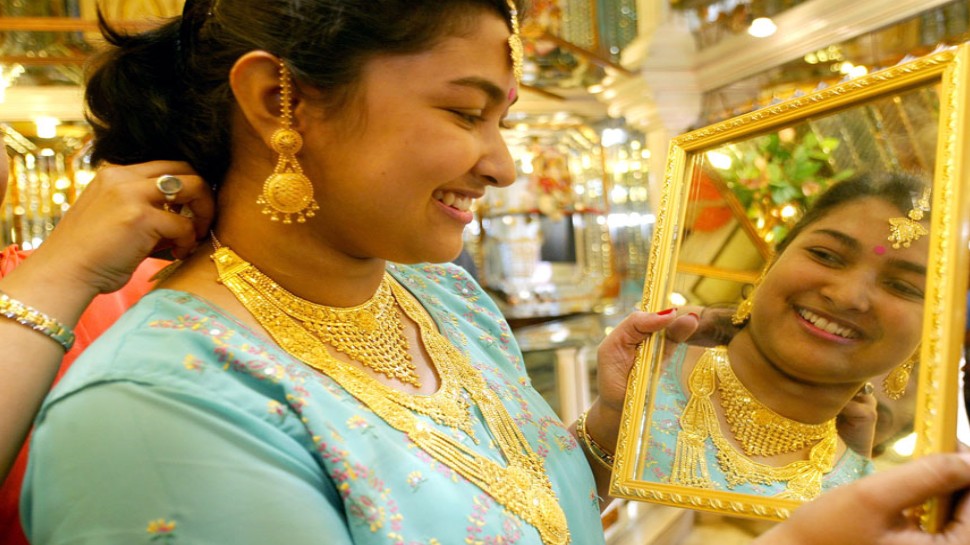 Gold Price Today, 25 August 2021: सोने की कीमतों में जोरदार गिरावट! 8900 रुपये मिल रहा सस्ता, चांदी भी टूटी