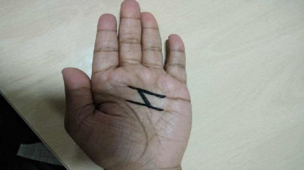 Palmistry: हथेली पर बने 'H' का निशान तो 40 की उम्र के बाद मिलती है बेशुमार दौलत, क्‍या आपके हाथ में भी है?