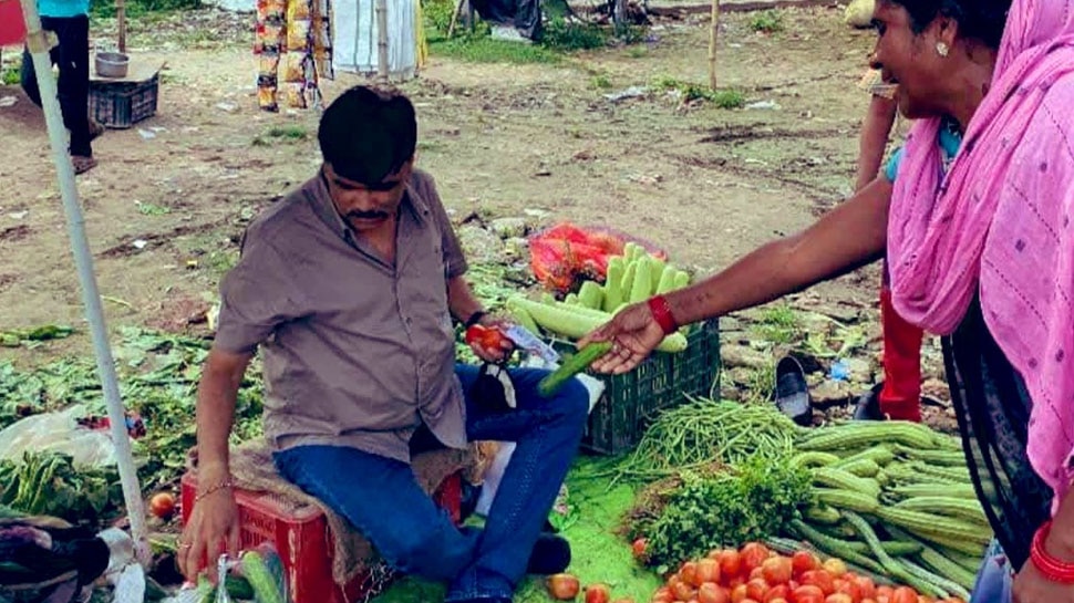 UP: Prayagraj में सड़क किनारे सब्जी बेचते दिखे सीनियर IAS, सोशल मीडिया पर तस्वीरें हुई वायरल