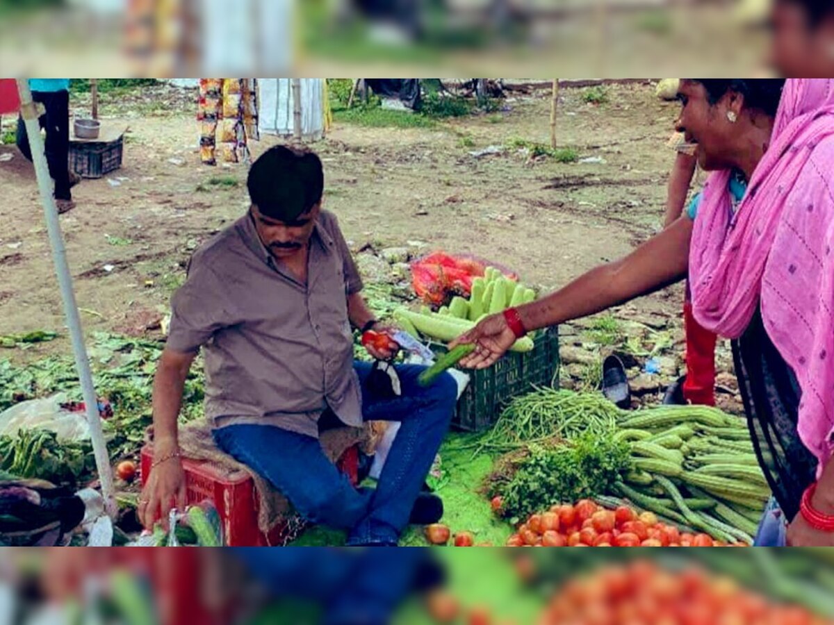 प्रयागराज में सब्जी बेच रहे सीनियर IAS डॉ. अखिलेश मिश्रा