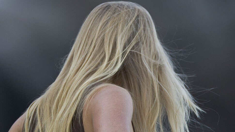 Hair Astrology: क्या आप भी खुले रखती हैं अपने बाल? परिवार को झेलने पड़ते हैं ये नुकसान
