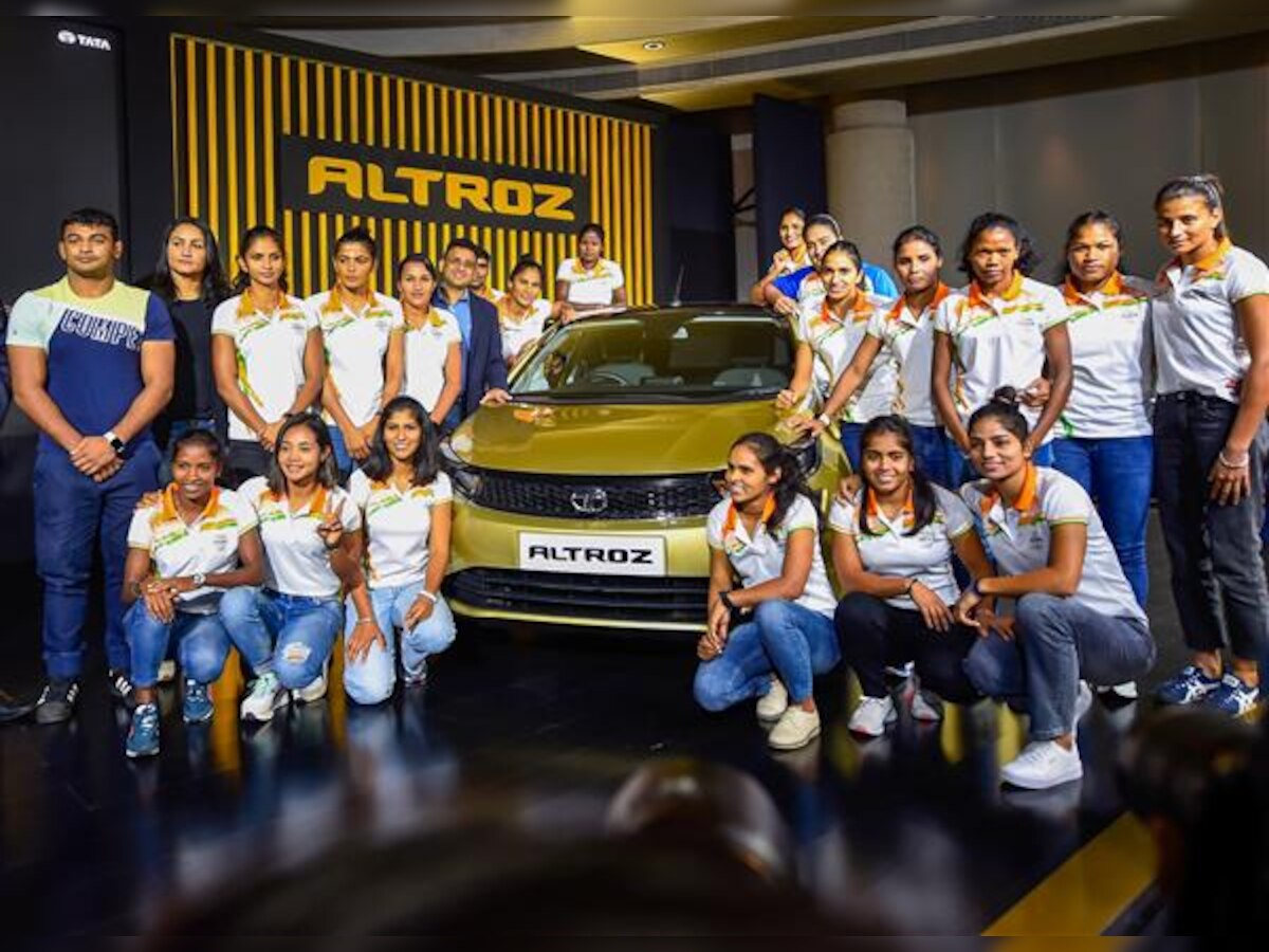 कांस्य पदक जीतने से चूकने वाले एथलीटों को Tata Motors ने तोहफे में दी अल्ट्रोज कार