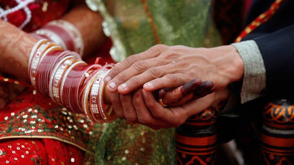Viral News: बेटे को किनारे हटा बहू को लेकर फरार हो गया ससुर, रचाई शादी; फिर