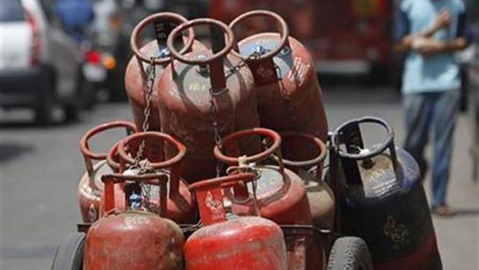 LPG सिलेंडर की बुकिंग पर बंपर ऑफर! मिल रहा है 2700 रुपये का फायदा और भी कई लाभ, जल्दी करें