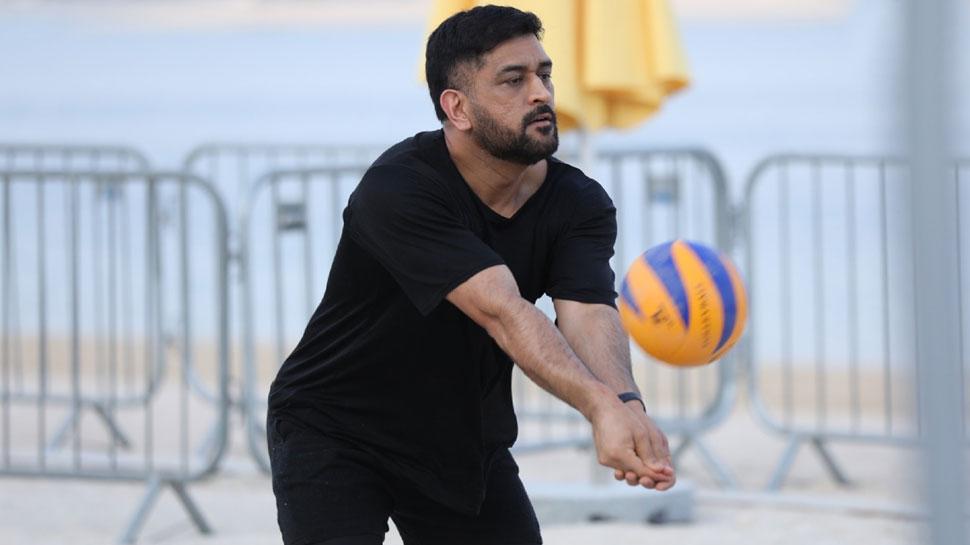 IPL 2021 से पहले MS Dhoni की मस्ती,  Dubai में 'CSK आर्मी' के साथ खेला Beach Volleyball