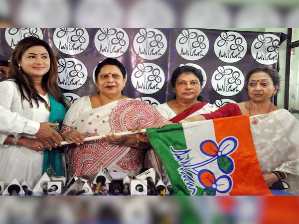  कोलकाता में इतवार को TMC MP माला रॉय (2nd left) और TMC MLA नैना बंदोपाध्याय  (left ) शिखा मित्र और (2nd Right)  शुभ्रा घोष (Right )को पार्टी का झन्डा थमाते हुए. 