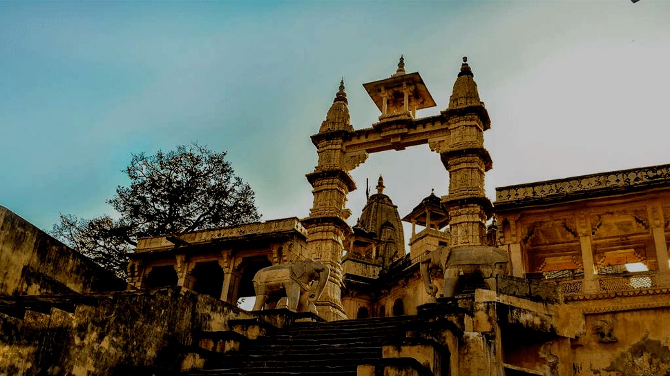 In This Temple Of Jaipur There Is A Statue Of Meera With Krishna इस म द र म र ध क स थ क ष ण नह आत नजर प र म भक त क स थ क ज त ह प ज