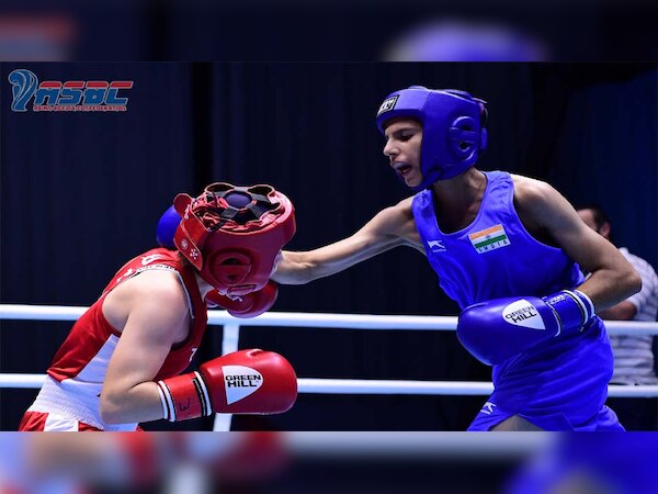 दुबई में खेली जा रही एशियाई जूनियर मुक्केबाजी चैंपियनशिप में इतवार को उज्बेकिस्तान के रोब्याखों बखितोयोरोबा को पंच जड़ती भारत की विशु राठी. 