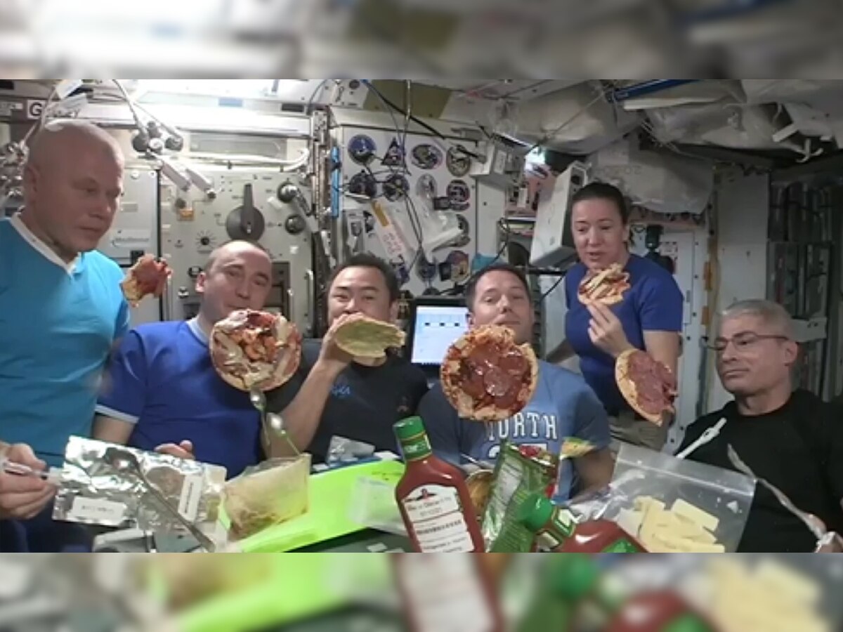 अंतरिक्ष में Pizza Party: हवा में उड़ते हुए खाया पिज्जा, कुछ यूं जमकर मनाया जश्न, देखें Viral Video