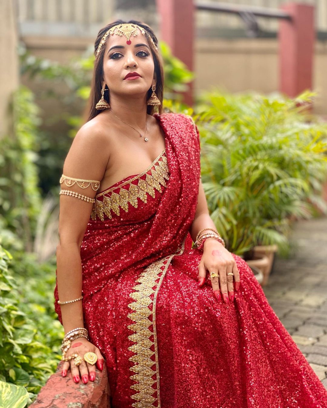 Bhojpuri Actress Monalisa ready for Ratri ke Yatri web series red saree look goes viral | भोजपुरी एक्ट्रेस मोनालिसा ने लाल रंग की साड़ी में ढाया कहर, अब &#39;रात्रि के यात्री&#39; के