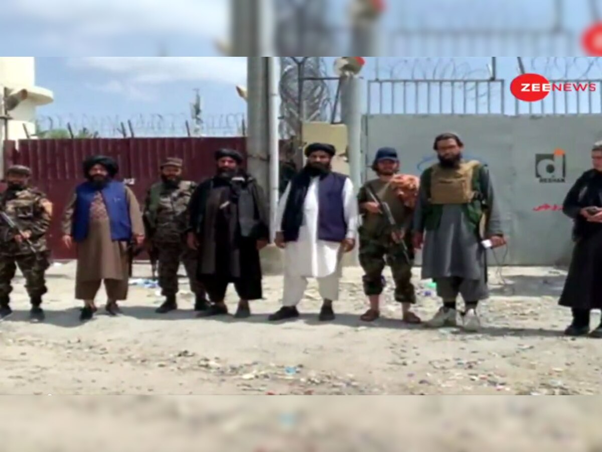 काबुल एयरपोर्ट के 3 गेट्स पर तालिबान का कब्जा हो गया है.