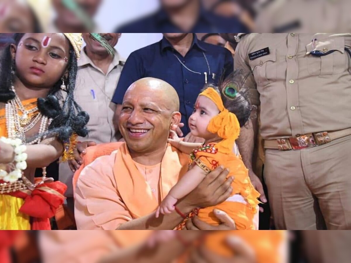 श्रीकृष्ण जन्मोत्सव कार्यक्रम में शामिल हुए CM योगी, कहा- अब बंदिशों में नहीं हर्षोल्लास से मनते हैं पर्व