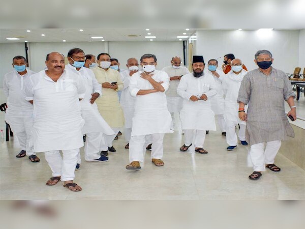 पटना में इतवार को जदयू की संसदीय बोर्ड की बैठक में हिस्सा लेकर लौटते उपेन्द्र कुशवाहा व अन्य.