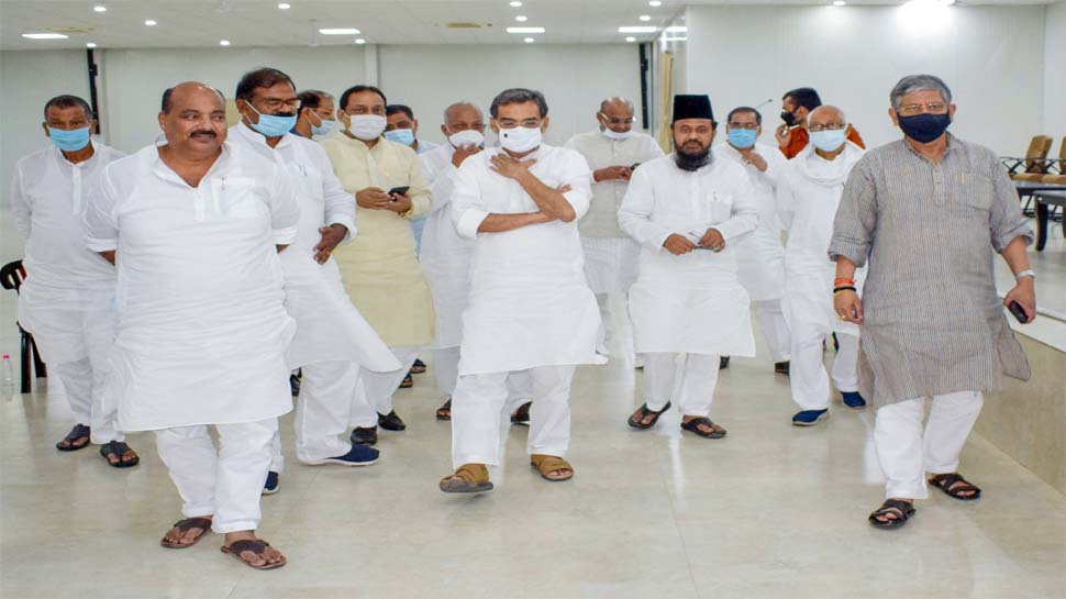 पटना में इतवार को जदयू की संसदीय बोर्ड की बैठक में हिस्सा लेकर लौटते उपेन्द्र कुशवाहा व अन्य. पटना में इतवार को जदयू की संसदीय बोर्ड की बैठक में हिस्सा लेकर लौटते उपेन्द्र कुशवाहा व अन्य.