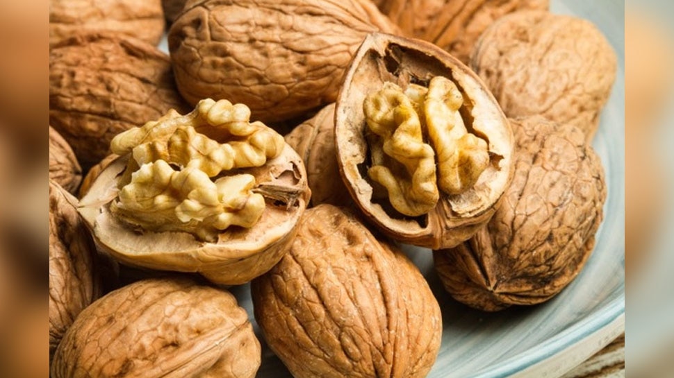 Benefits of walnuts Eating daily lowered bad cholesterol अखरोट खाने