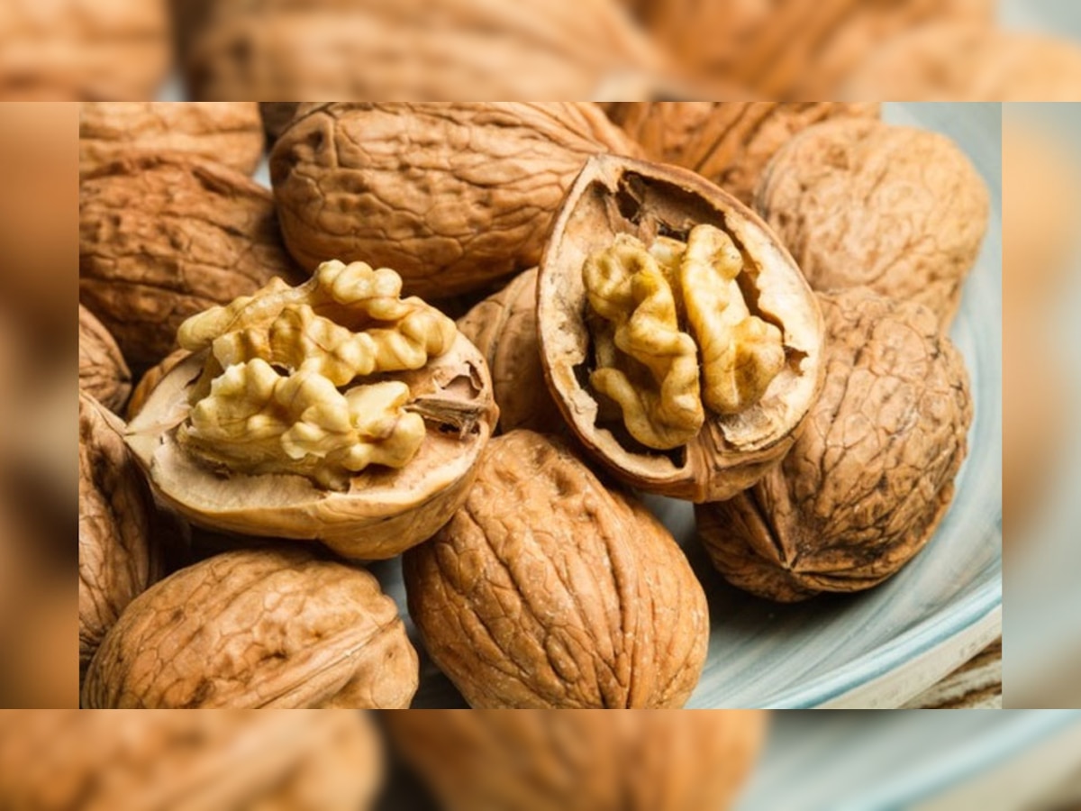 Benefits of Walnut: अखरोट खाने के ये फायदे नहीं जानते होंगे आप, रोज खाएंगे तो मिलेंगे 4 जबरदस्त बेनिफिट