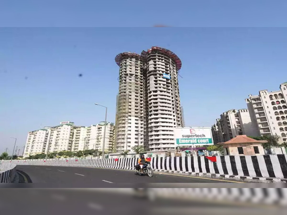 सुप्रीम कोर्ट ने नोएडा सेक्टर-93 में बने सुपरटेक की 40 मंजिला दो इमारतों (Supertech Twin Towers, Noida) को गिराने का आदेश दिया है.