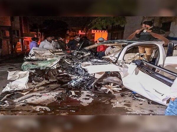 हादसे के बाद कबाड़ में बदली कार 