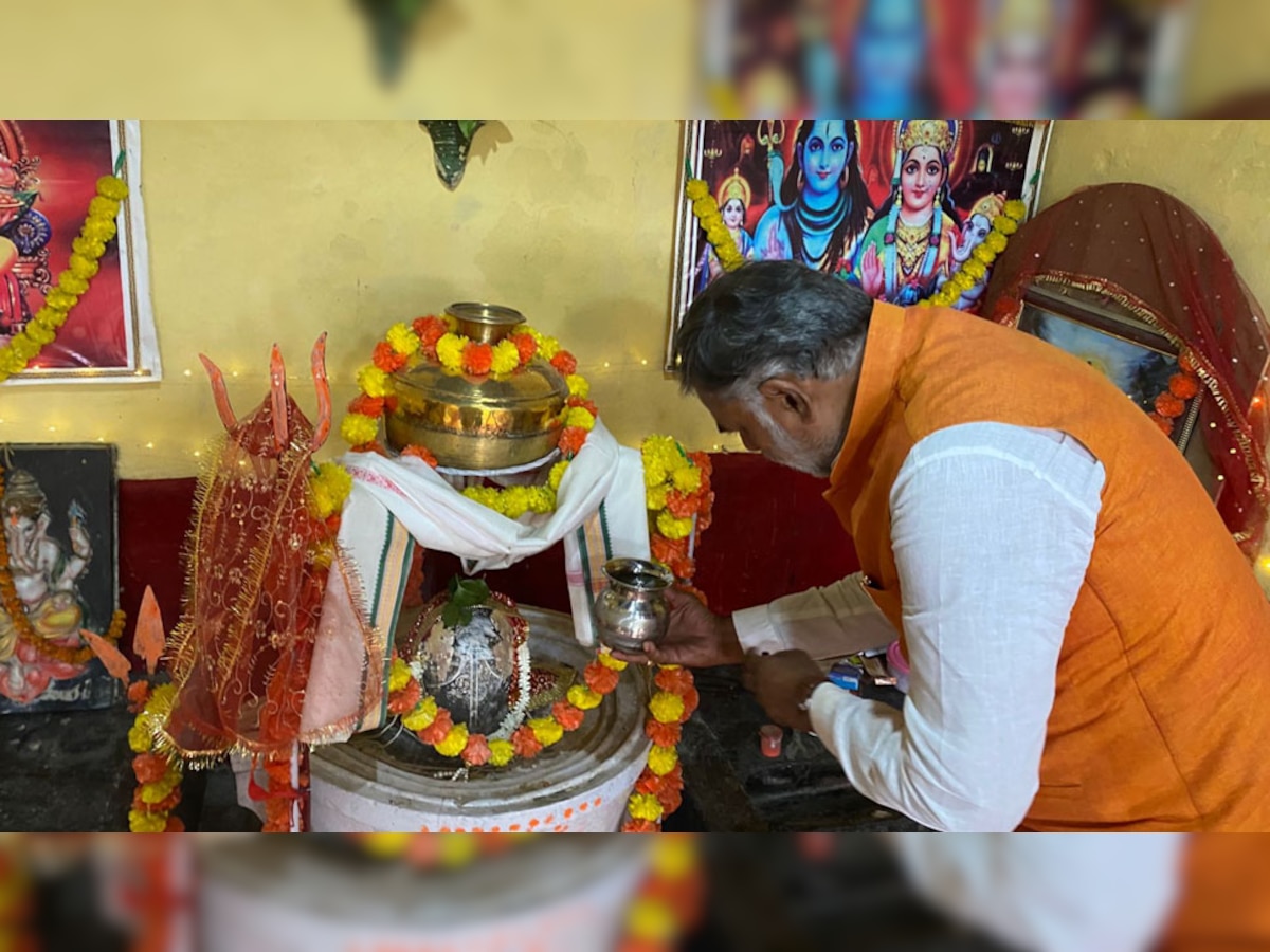 कश्मीर के शीतलनाथ मंदिर में पूजा करते केंद्रीय मंत्री प्रह्लाद सिंह पटेल