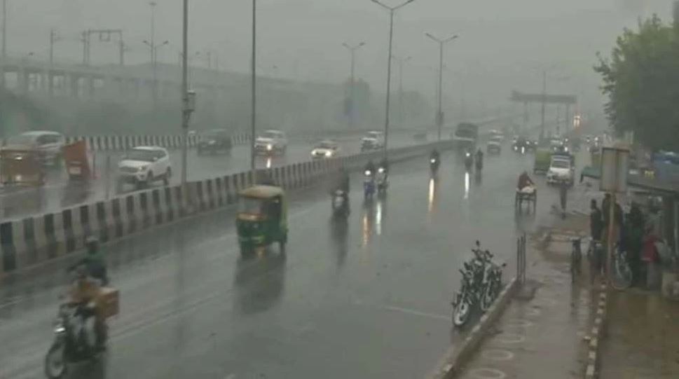 Delhi-NCR Rain: दिल्ली-एनसीआर के कई इलाकों में भारी बारिश, मौसम विभाग ने जारी किया ऑरेंज अलर्ट