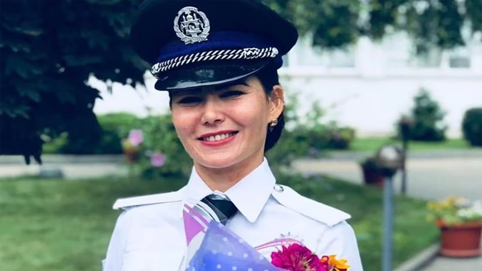 कभी नाम से ही कांपते थे अपराधी, आज अपनी जान बचाने के लिए भाग रही ये Female Cop; कहीं से नहीं मिली मदद