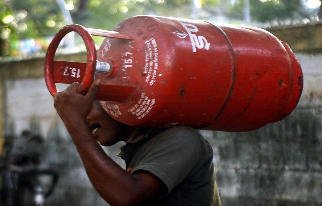 LPG Price Rise: पहली ही तारीख से सितंबर का सितम, जानिए कितने रुपये महंगा हो गया LPG