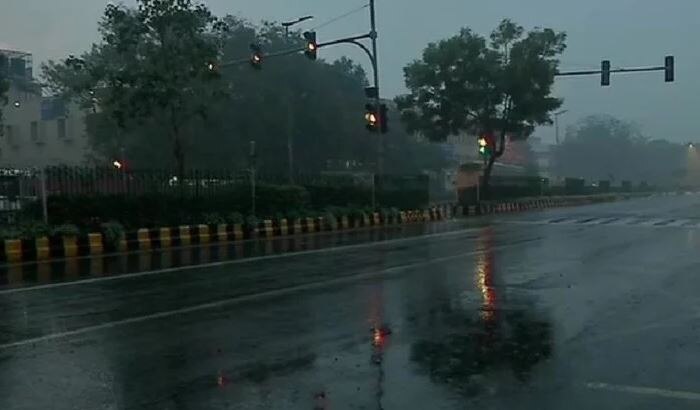 Heavy Rain in Delhi NCR: भारी बारीश से दिल्ली में यातायात बाधित, NCR में भी परेशानी