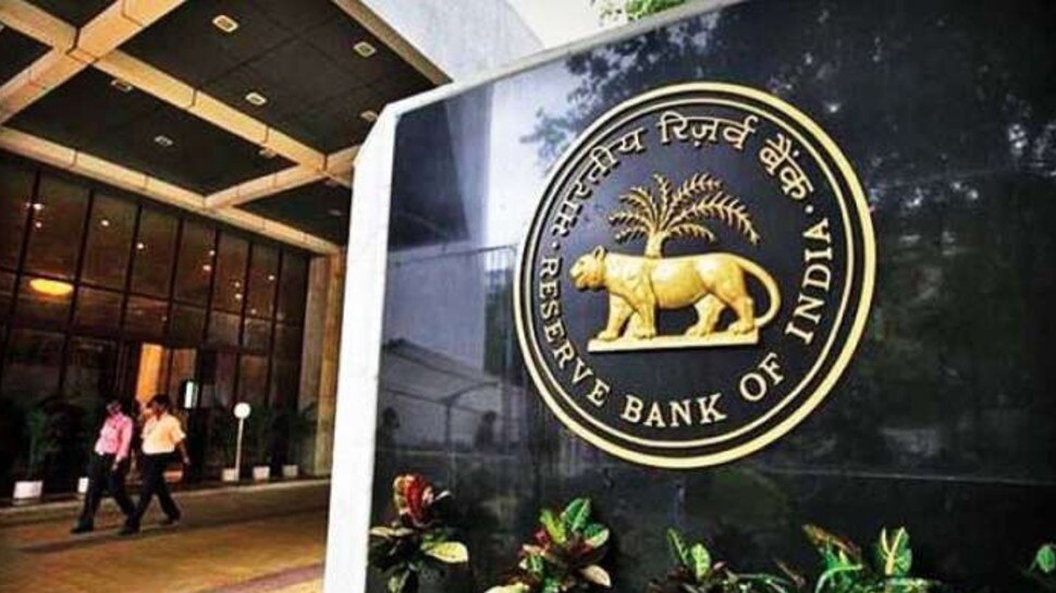 Axis Bank पर RBI ने लगाया 25 लाख का जुर्माना, बैंक ने किया KYC नियमों का उल्लंघन