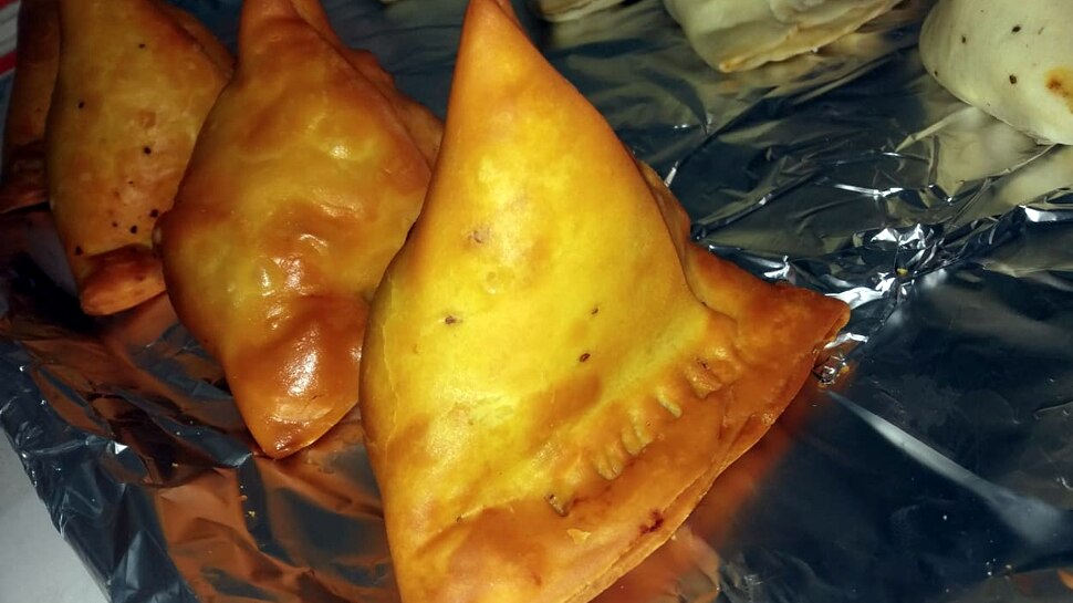 सीरियल नंबर वाले 'समोसे' ने मचाया तहलका, खाने से पहले जान लें इसकी पूरी सच्चाई
