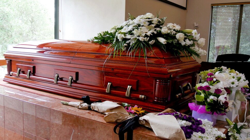 Viral Pictures: अपने दादा के अंतिम संस्कार में बोल्ड अवतार में शामिल हुई पोती, कहा ये है उसका हक