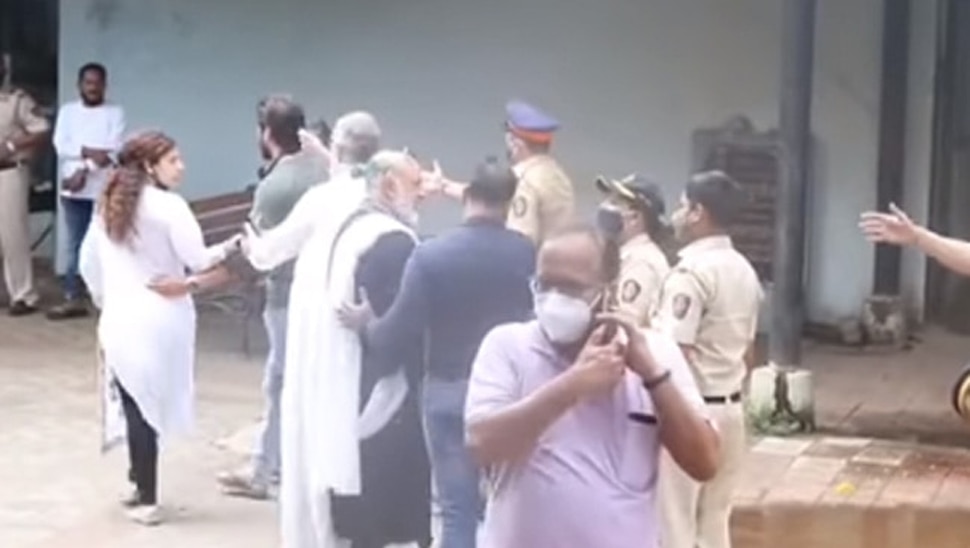 Sidharth Shukla के अंतिम सफर के दौरान संभावना सेठ का पुलिस के साथ झगड़ा, देखिए VIDEO