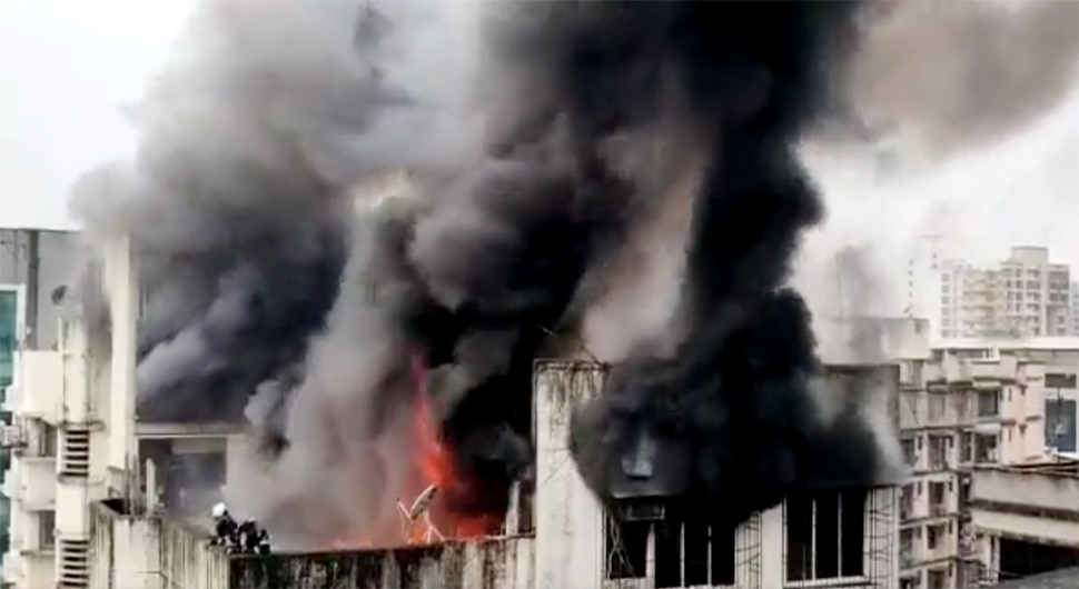 मुंबई के बोरीवली इलाके में लगी भयानक आग, फायर ब्रिगेड का कर्मचारी जख्मी