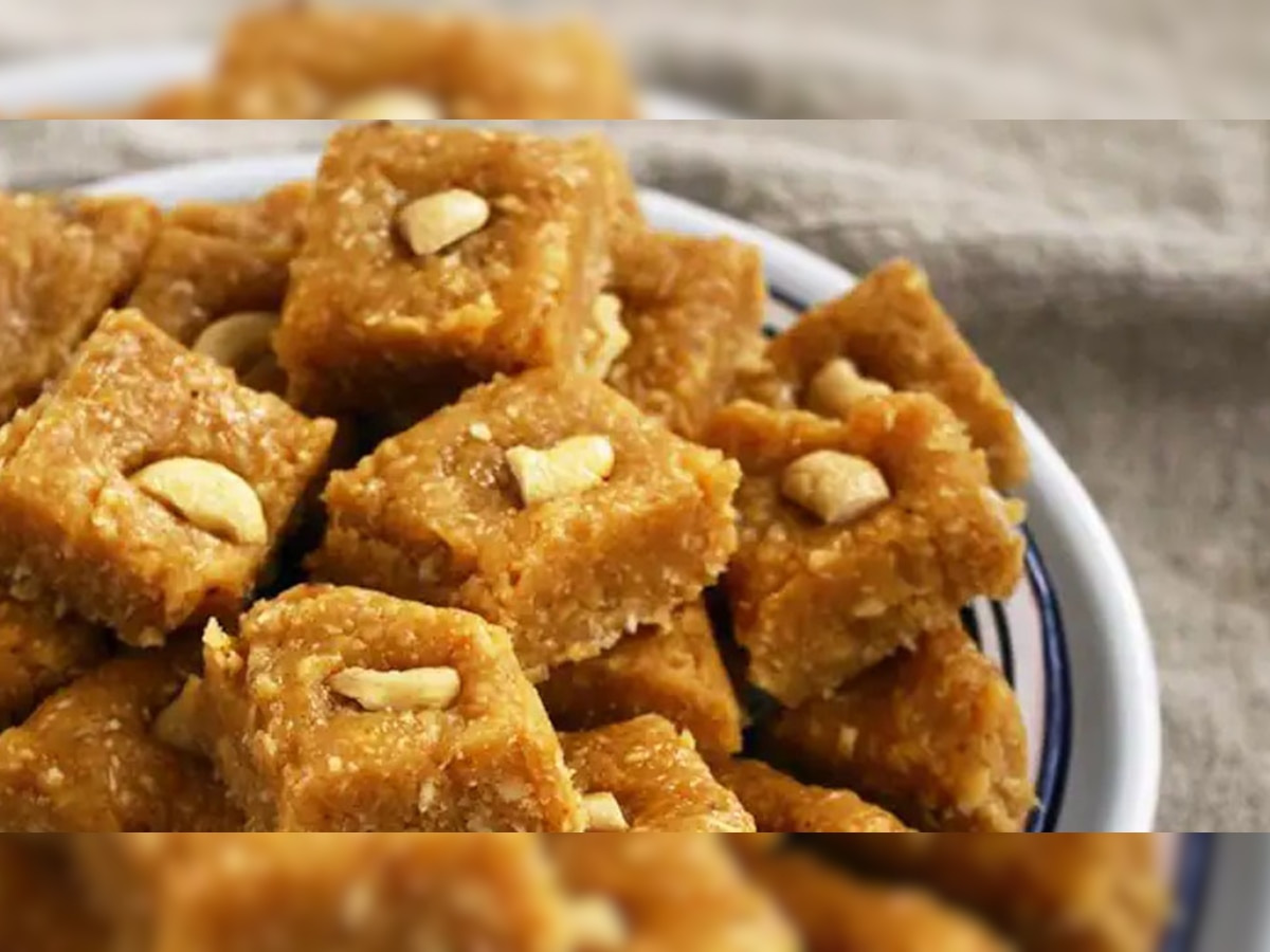 Barfi Recipe: बिना गैस जलाए मिनटों में बनाएं बाजार से भी अच्छी और शुद्ध बर्फी, जानें क्या है तरीका