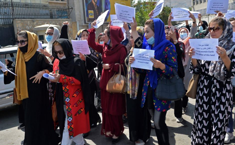 Afghanistan: काबुल में प्रदर्शन कर रहीं महिलाओं पर तालिबानियों ने दागी गोलियां, रोका मार्च