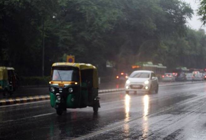 Weather Update: देश के इन हिस्सों में अगले तीन दिनों तक भारी बारिश की आशंका, मौसम विभाग ने दी चेतावनी