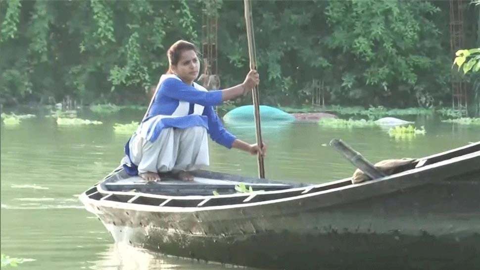 बाढ़ भी नहीं तोड़ पाई स्कूल जानें का हौसला; हर दिन खुद नाव चला स्कूल जाती हैं संध्या, वीडियो वायरल