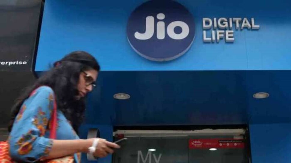 Jio के इस प्रीपेड प्लान ने ग्राहकों के बीच मचाई धूम! 888 रुपये में दे रहा है 173GB इंटरनेट और बहुत कुछ