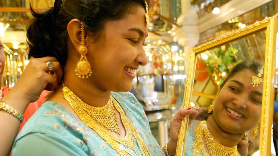 Gold Price Today: सस्ता हुआ सोना! गोल्ड खरीदने का अच्छा मौका, जानिए 10 ग्राम की कीमत