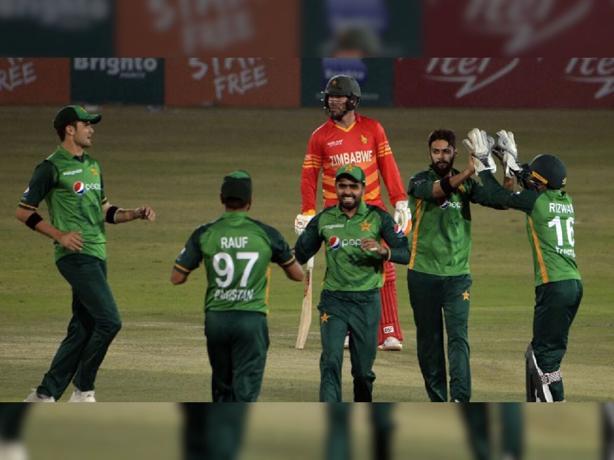 पाकिस्तान क्रिकेट में बड़ा बवाल! T20 वर्ल्ड कप से ठीक पहले हेड कोच ने छोड़ा पद