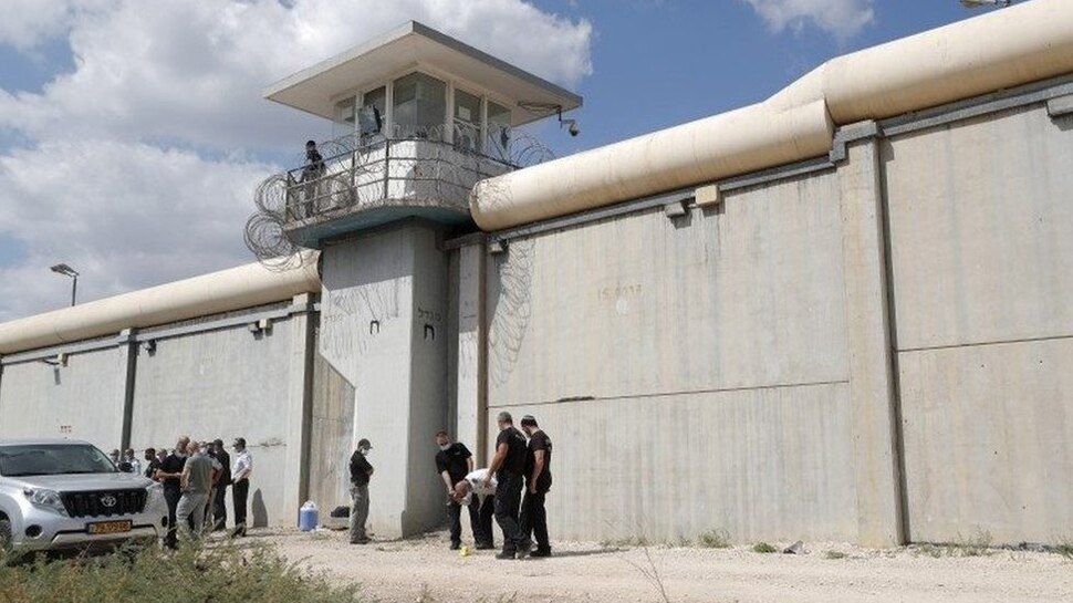चम्मच से खोदी सुरंग और फिल्मी स्टाइल में Jail से फरार हुए छह खूंखार कैदी; किसी को नहीं लगी खबर