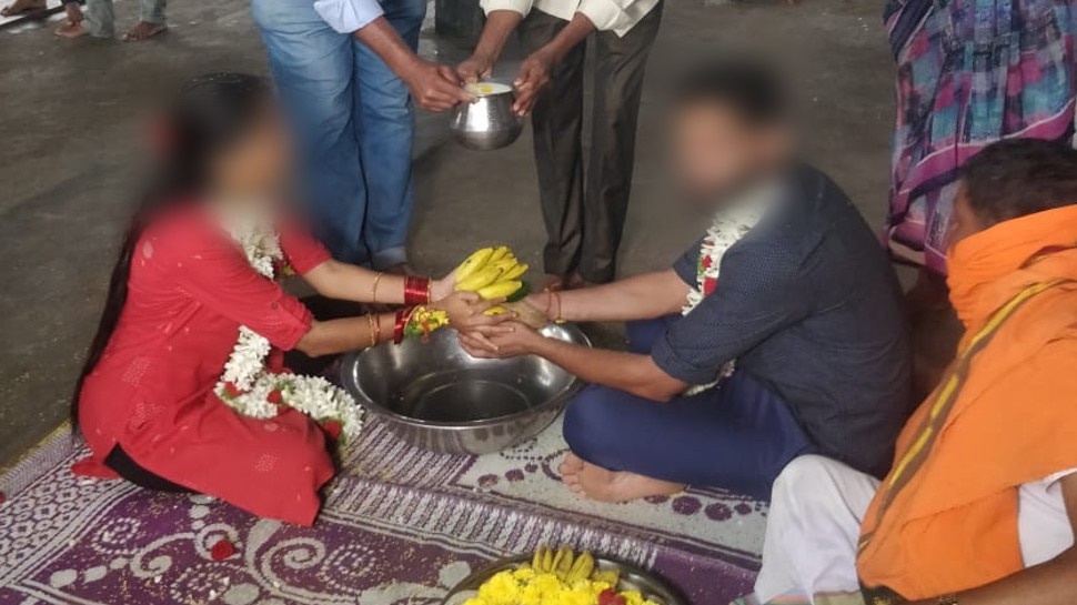 एक ही लड़के से शादी की जिद पर अड़ी दो लड़कियां, टॉस करने का हुआ फैसला लेकिन...