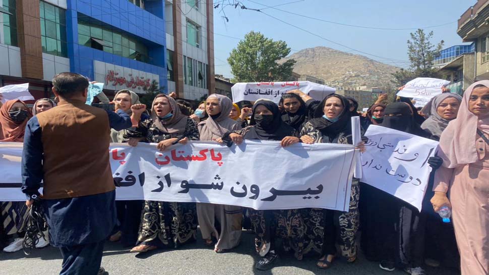 काबुल में महिलाओं और नौजवानों का बड़ा विरोध प्रदर्शन, 'पाकिस्तान अफ़ग़ानिस्तान छोड़ो' लग रहे नारे