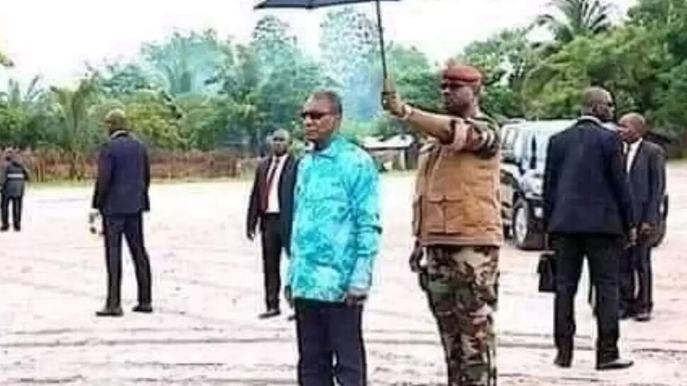 Guinea: कल तक राष्‍ट्रपति के पीछे छाता पकड़कर होता था खड़ा, अब कर दिया तख्‍तापलट