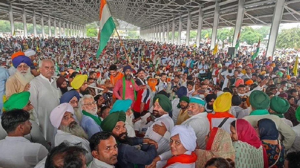 Farmers Protest: खट्टर सरकार के साथ टकराव के बीच किसानों ने करनाल सचिवालय का घेराव किया