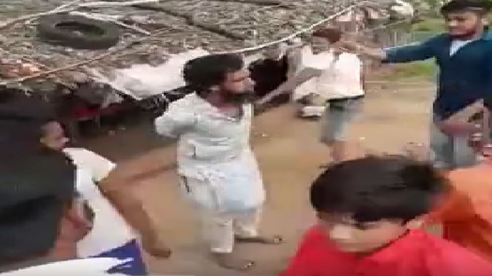 छात्रा को ब्लैकमेल कर दुष्कर्म करने वाले को ग्रामीणों ने पकड़ा, पीट-पीटकर किया पुलिस के हवाले